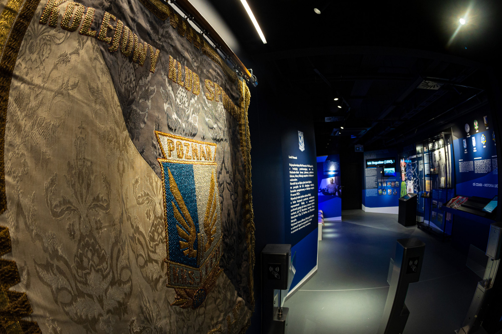Muzeum Lecha Poznań Wnętrze muzeum Lecha Poznań, widok na gabloty